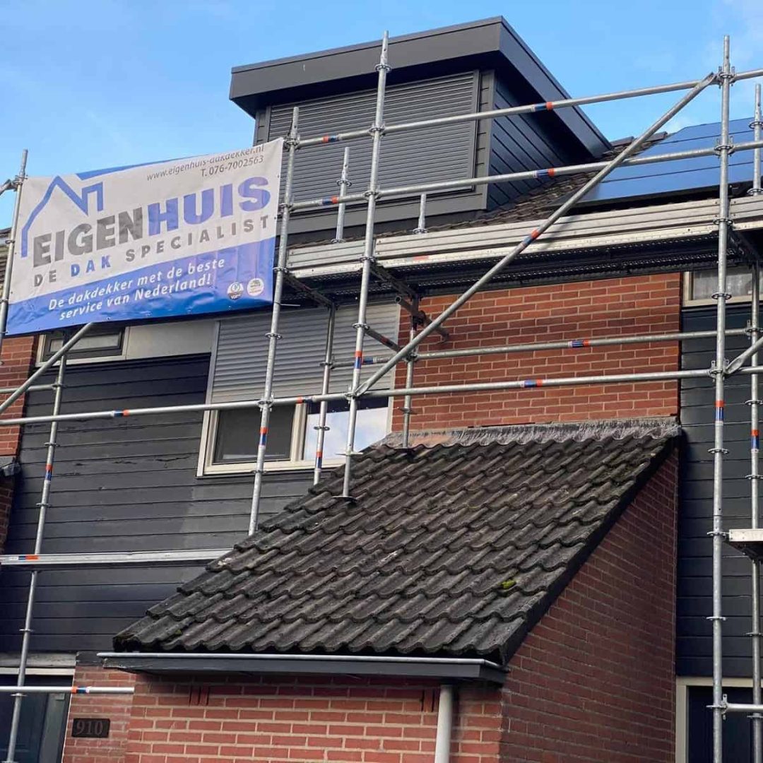 Voorgevel met steiger en EigenHuis dak specialist banner tijdens dakrenovatie