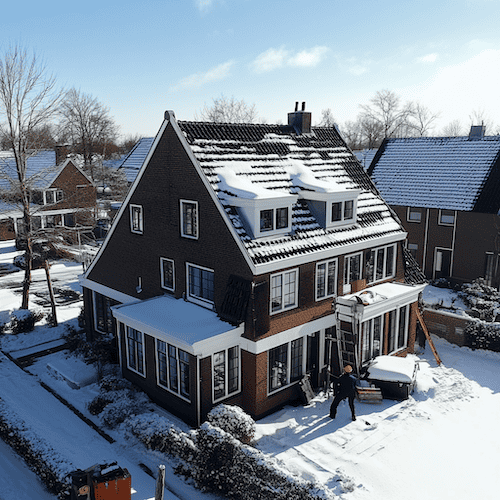 Besneeuwde jaren 30 woning met dakdekkers en bouwcontainer op oprit