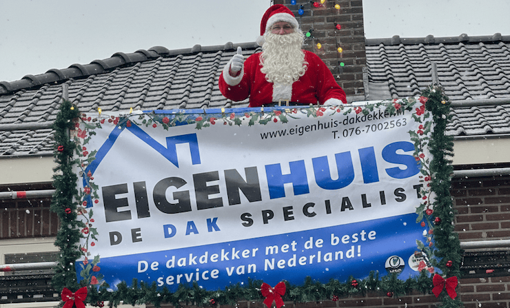Kerstman op dak toont banner EigenHuis de dak specialist met top Nederlandse service