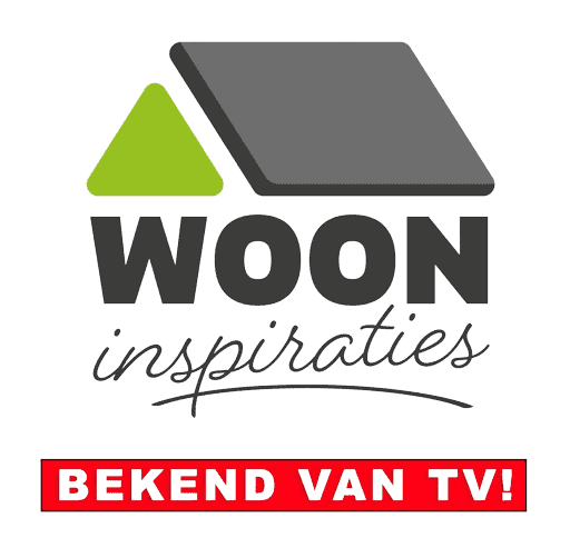 Logo Woon Inspiraties met groen driehoek, grijs dak en rode slogan Bekend van tv